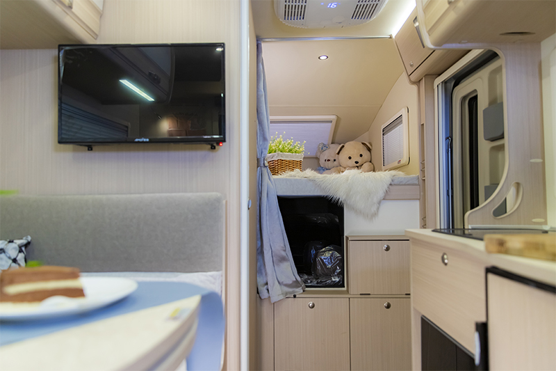 柴油四驅(qū)房車，這款還有超大床