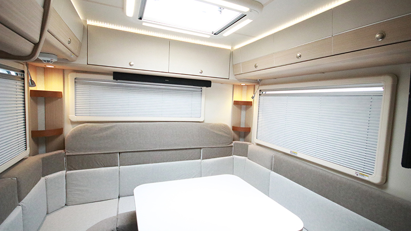 帶老人和孩子出行最合適，還是四驅(qū)房車