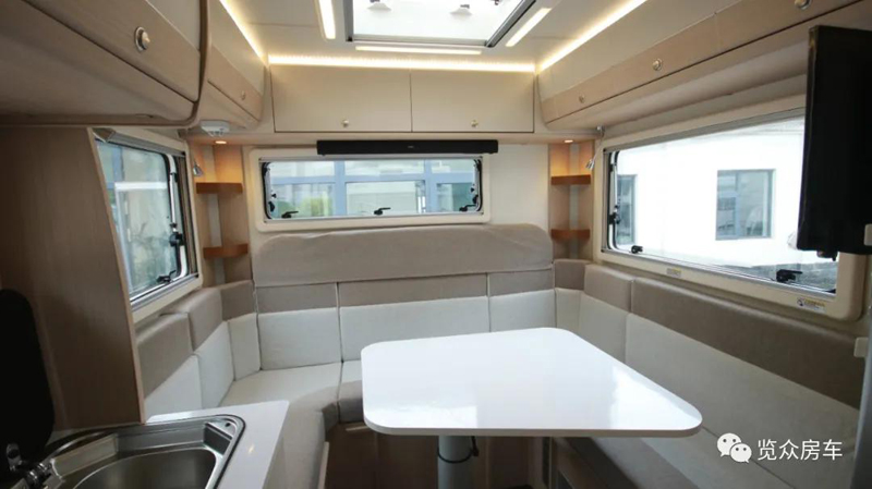 兩張雙人床，使用還方便的房車