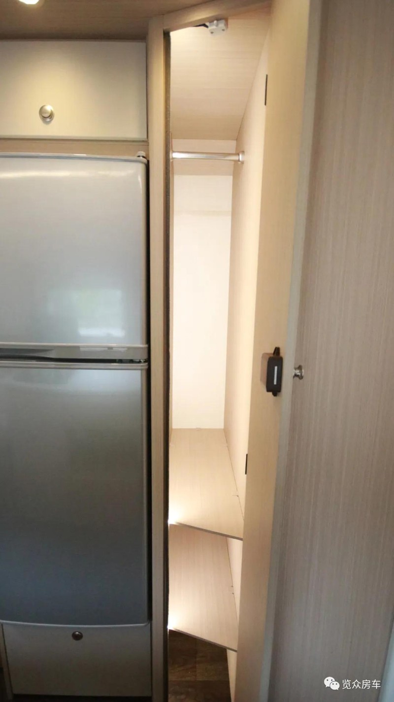 兩張雙人床，使用還方便的房車