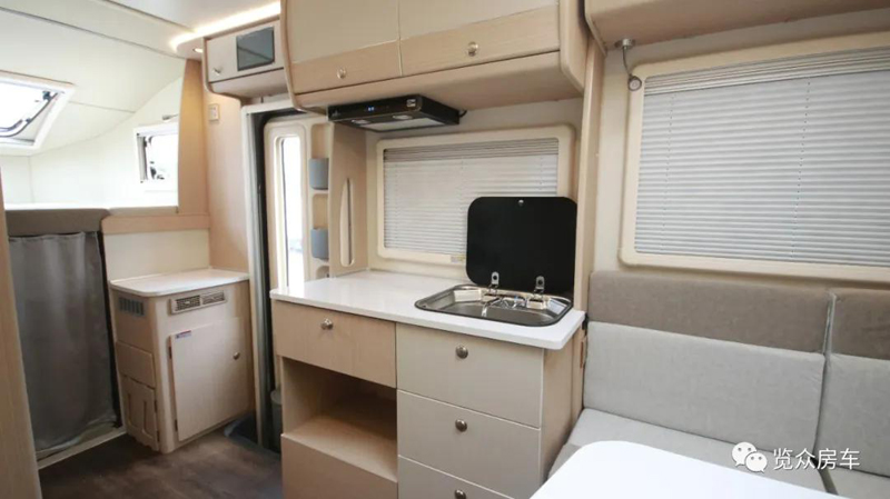 兩張雙人床，使用還方便的房車