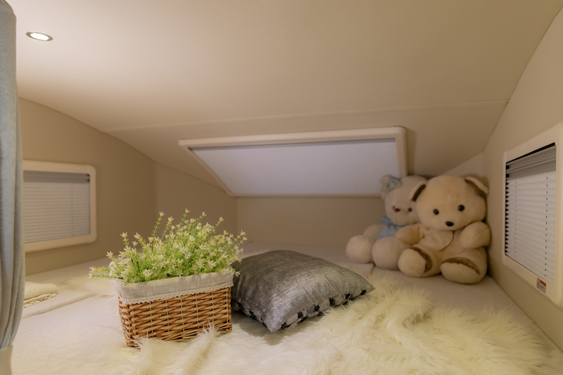 上下鋪床的房車，空間利用真合適