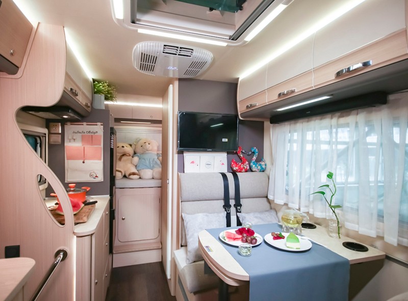 喜歡自駕游，不知道怎么選房車，看看這款四驅房車