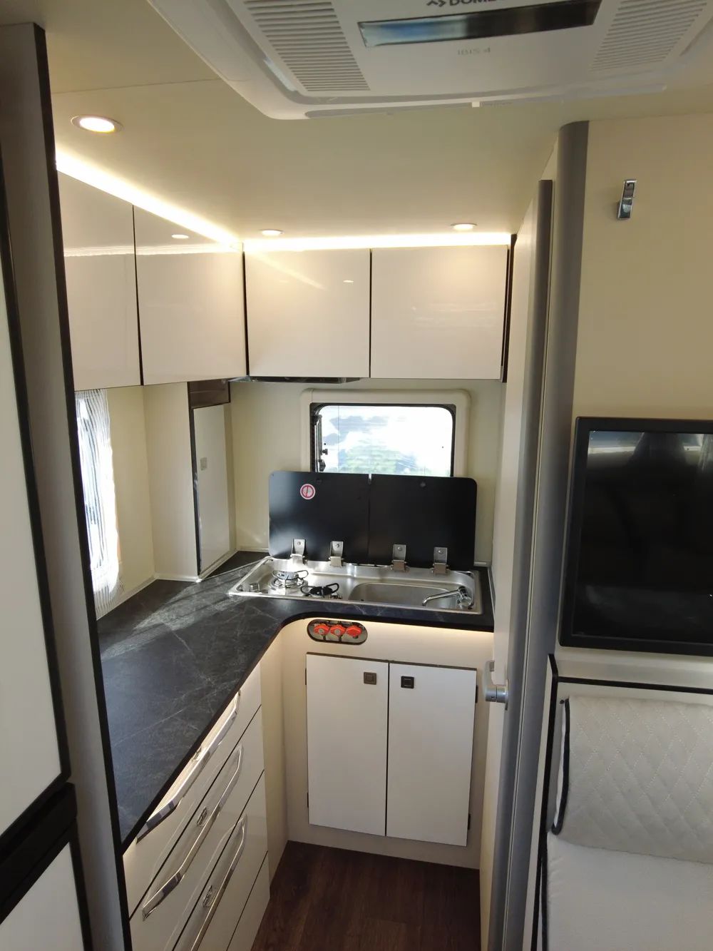 疫情之下，我們?yōu)槭裁催x擇房車出行？