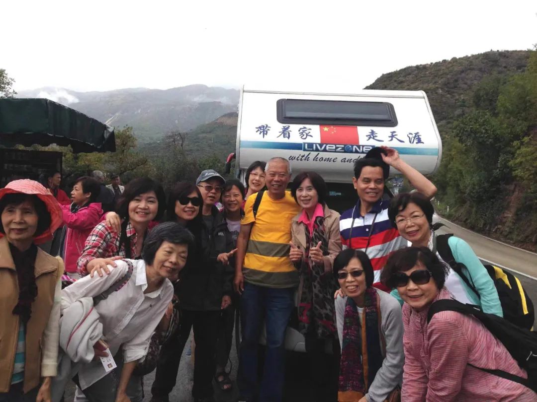 七旬老人開(kāi)房車(chē)帶老伴游世界l中國(guó)房車(chē)圈最早的“網(wǎng)紅達(dá)人” 七旬老人開(kāi)房車(chē)帶老伴游世界l中國(guó)房車(chē)圈最早的“網(wǎng)紅達(dá)人”