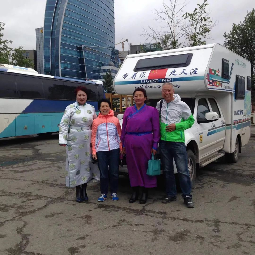 七旬老人開(kāi)房車(chē)帶老伴游世界l中國(guó)房車(chē)圈最早的“網(wǎng)紅達(dá)人” 七旬老人開(kāi)房車(chē)帶老伴游世界l中國(guó)房車(chē)圈最早的“網(wǎng)紅達(dá)人”