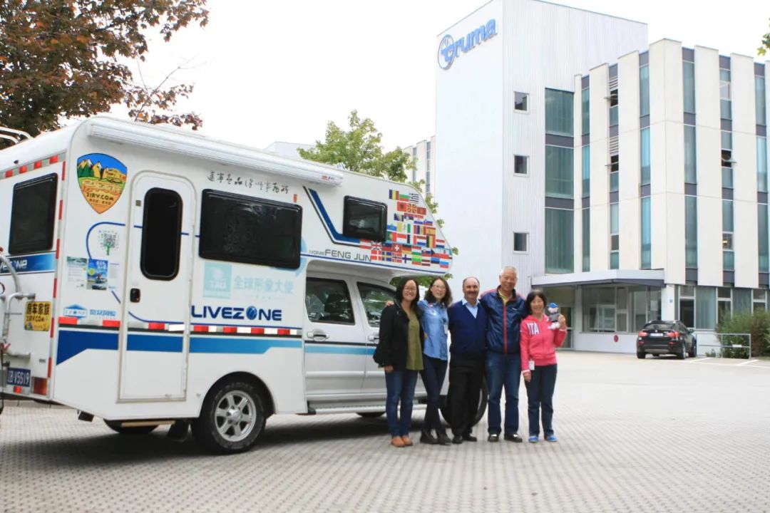 七旬老人開(kāi)房車(chē)帶老伴游世界l中國(guó)房車(chē)圈最早的“網(wǎng)紅達(dá)人” 七旬老人開(kāi)房車(chē)帶老伴游世界l中國(guó)房車(chē)圈最早的“網(wǎng)紅達(dá)人”