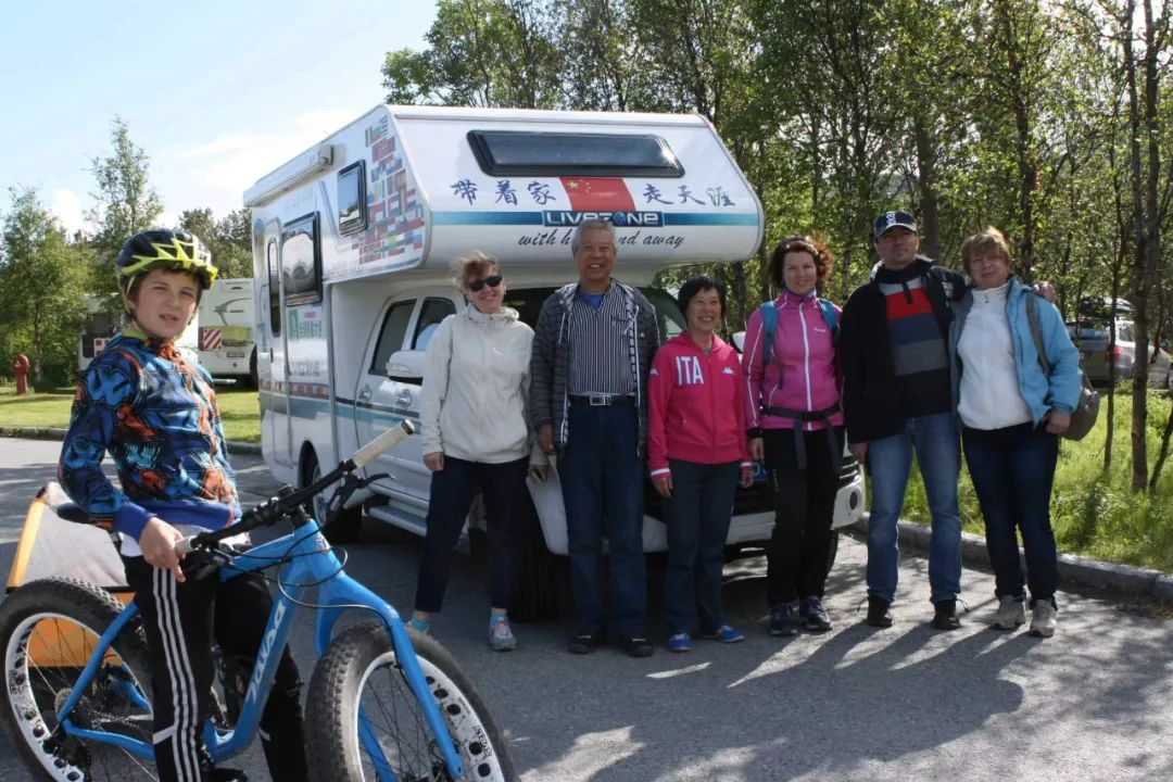 七旬老人開(kāi)房車(chē)帶老伴游世界l中國(guó)房車(chē)圈最早的“網(wǎng)紅達(dá)人” 七旬老人開(kāi)房車(chē)帶老伴游世界l中國(guó)房車(chē)圈最早的“網(wǎng)紅達(dá)人”