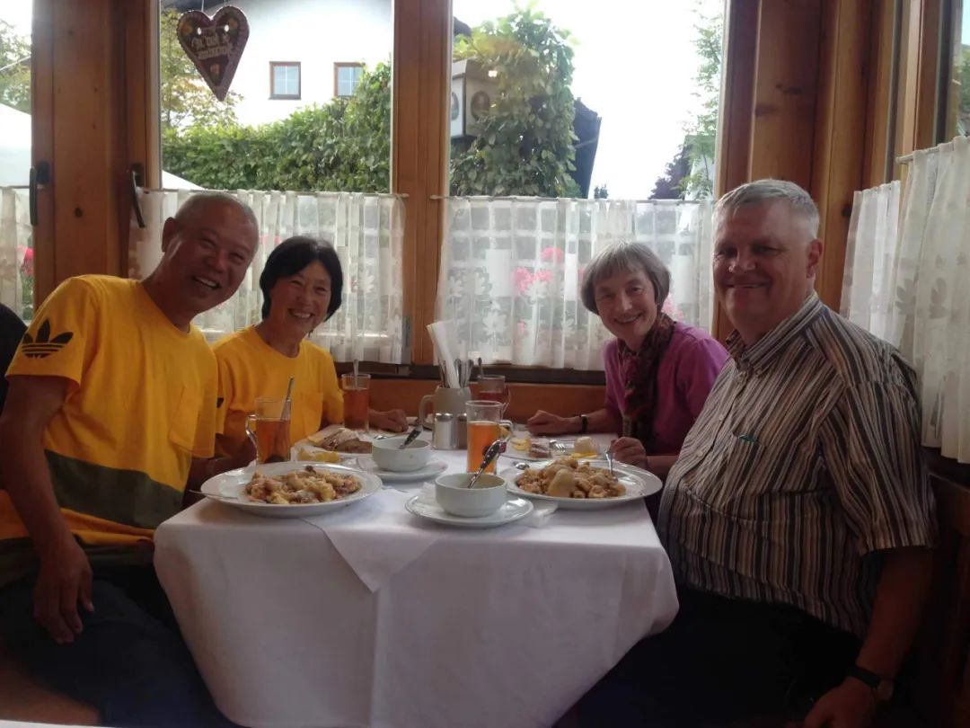 七旬老人開(kāi)房車(chē)帶老伴游世界l中國(guó)房車(chē)圈最早的“網(wǎng)紅達(dá)人” 七旬老人開(kāi)房車(chē)帶老伴游世界l中國(guó)房車(chē)圈最早的“網(wǎng)紅達(dá)人”