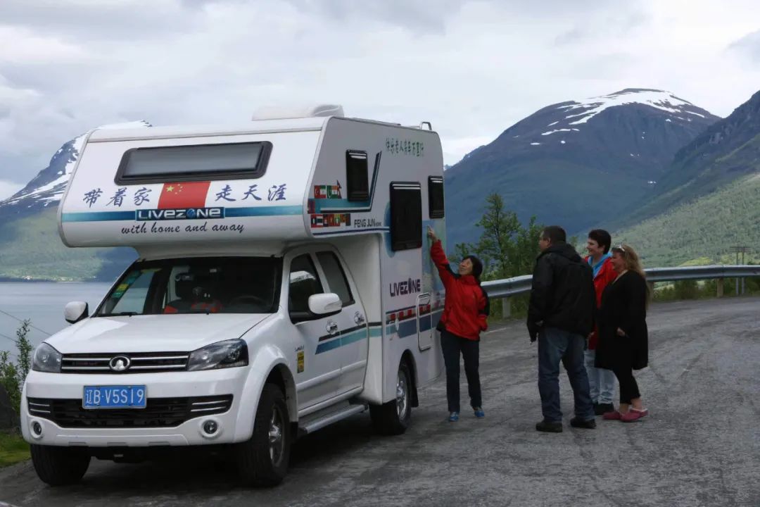 七旬老人開(kāi)房車(chē)帶老伴游世界l中國(guó)房車(chē)圈最早的“網(wǎng)紅達(dá)人” 七旬老人開(kāi)房車(chē)帶老伴游世界l中國(guó)房車(chē)圈最早的“網(wǎng)紅達(dá)人”