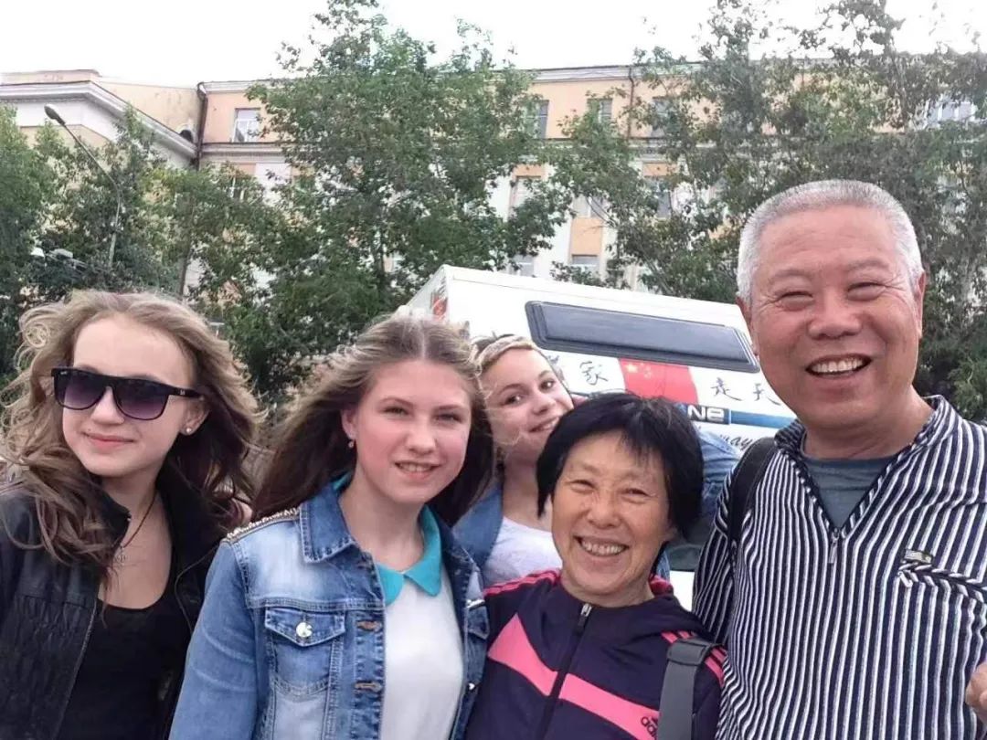 七旬老人開(kāi)房車(chē)帶老伴游世界l中國(guó)房車(chē)圈最早的“網(wǎng)紅達(dá)人” 七旬老人開(kāi)房車(chē)帶老伴游世界l中國(guó)房車(chē)圈最早的“網(wǎng)紅達(dá)人”