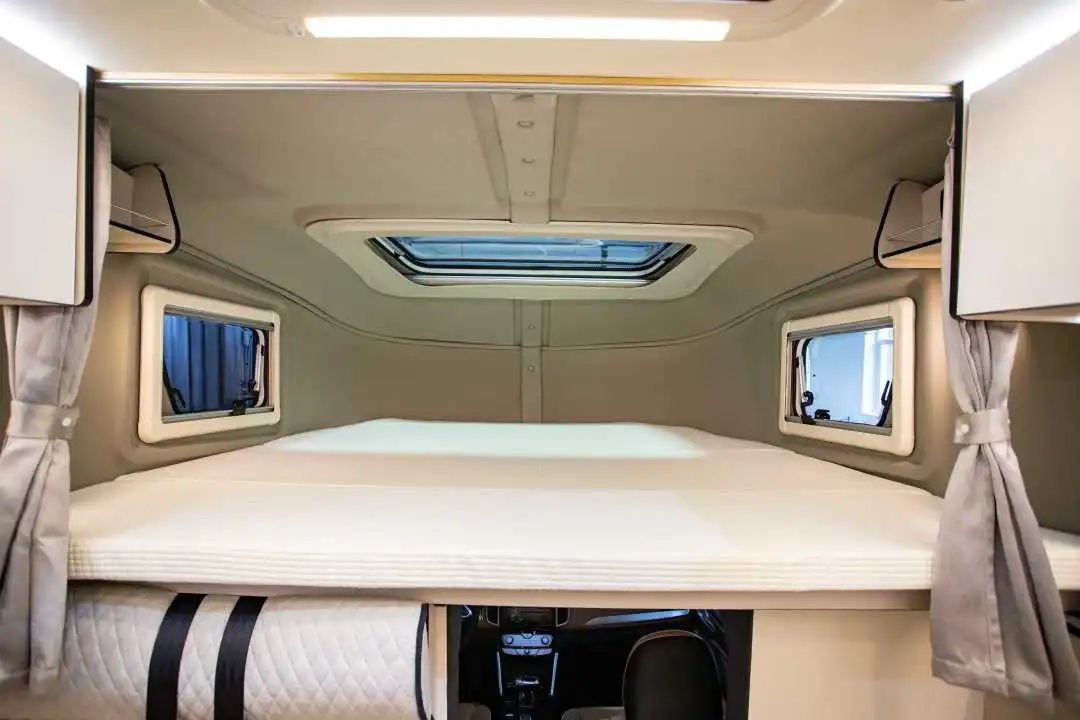 為什么覽眾房車要采用玻璃鋼“三明治”車身結(jié)構(gòu)？