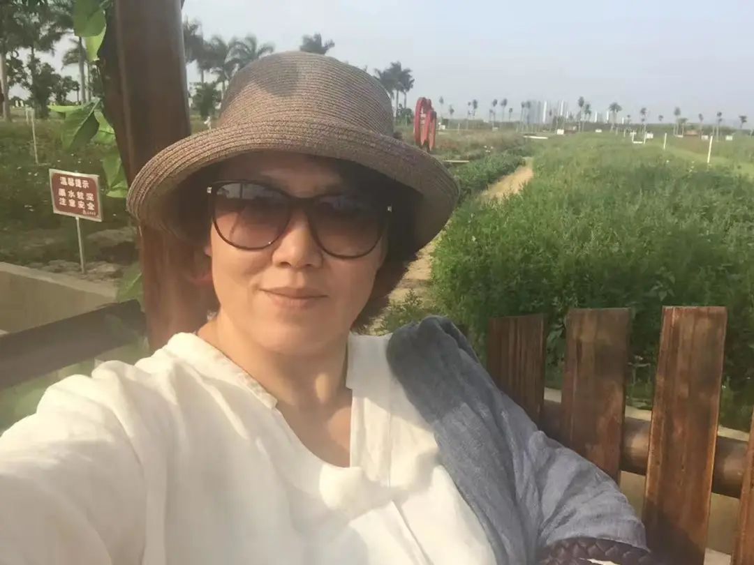 58歲的她，自駕房車旅居，一人兩犬，活成了自己喜歡的樣子