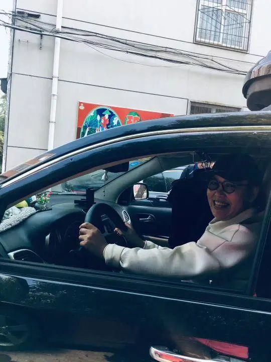 58歲的她，自駕房車旅居，一人兩犬，活成了自己喜歡的樣子