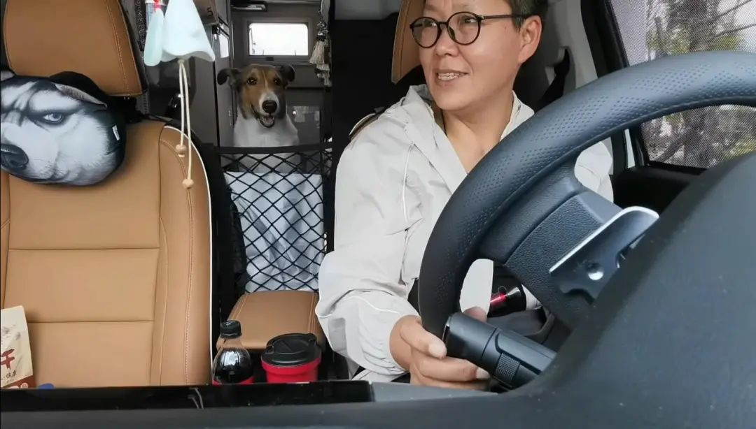 58歲的她，自駕房車旅居，一人兩犬，活成了自己喜歡的樣子