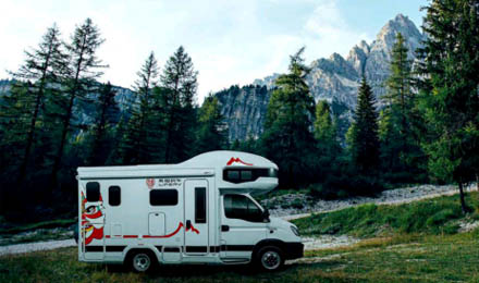 疫情推動(dòng)了露營(yíng)的流行，房車才是露營(yíng)的頂流